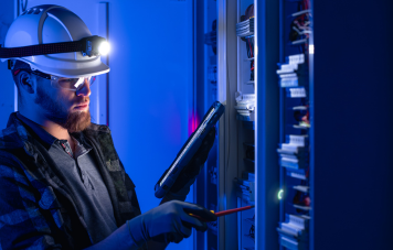 electrician fixing circuit breaker Dubai